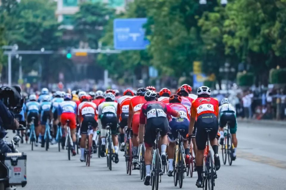 自行车赛场庆祝胜利，欢呼雀跃