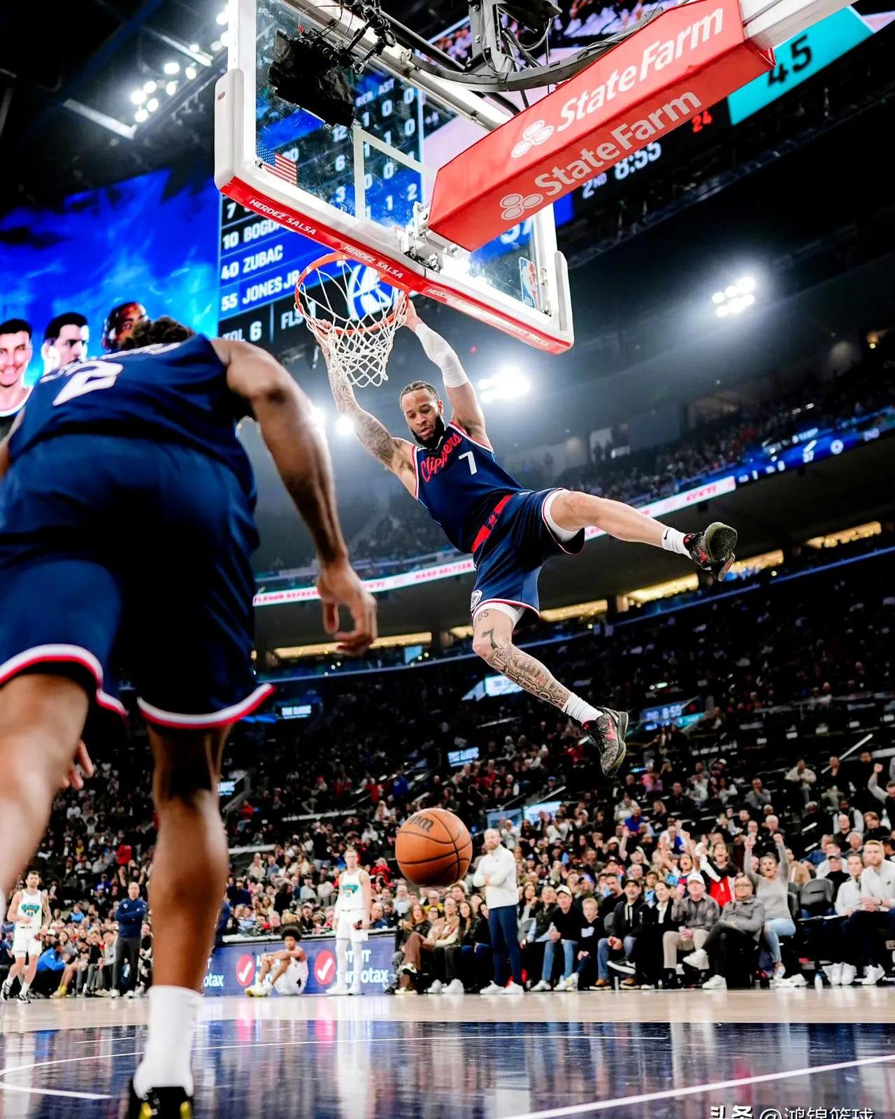 开云体育平台APP-快船主场大胜马刺，斩获两连胜的简单介绍