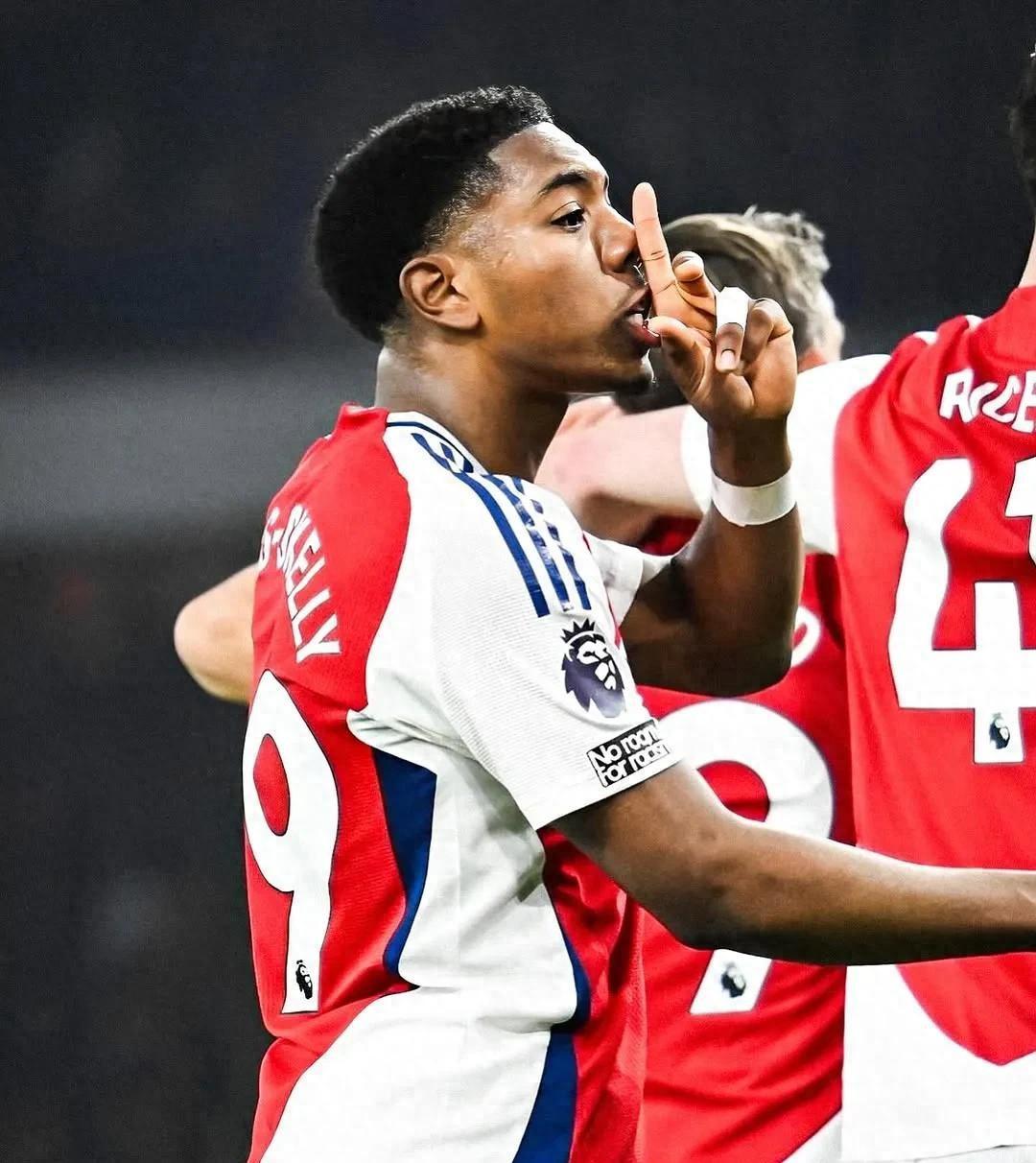 包含阿森纳签下新中场以增强中场实力的词条