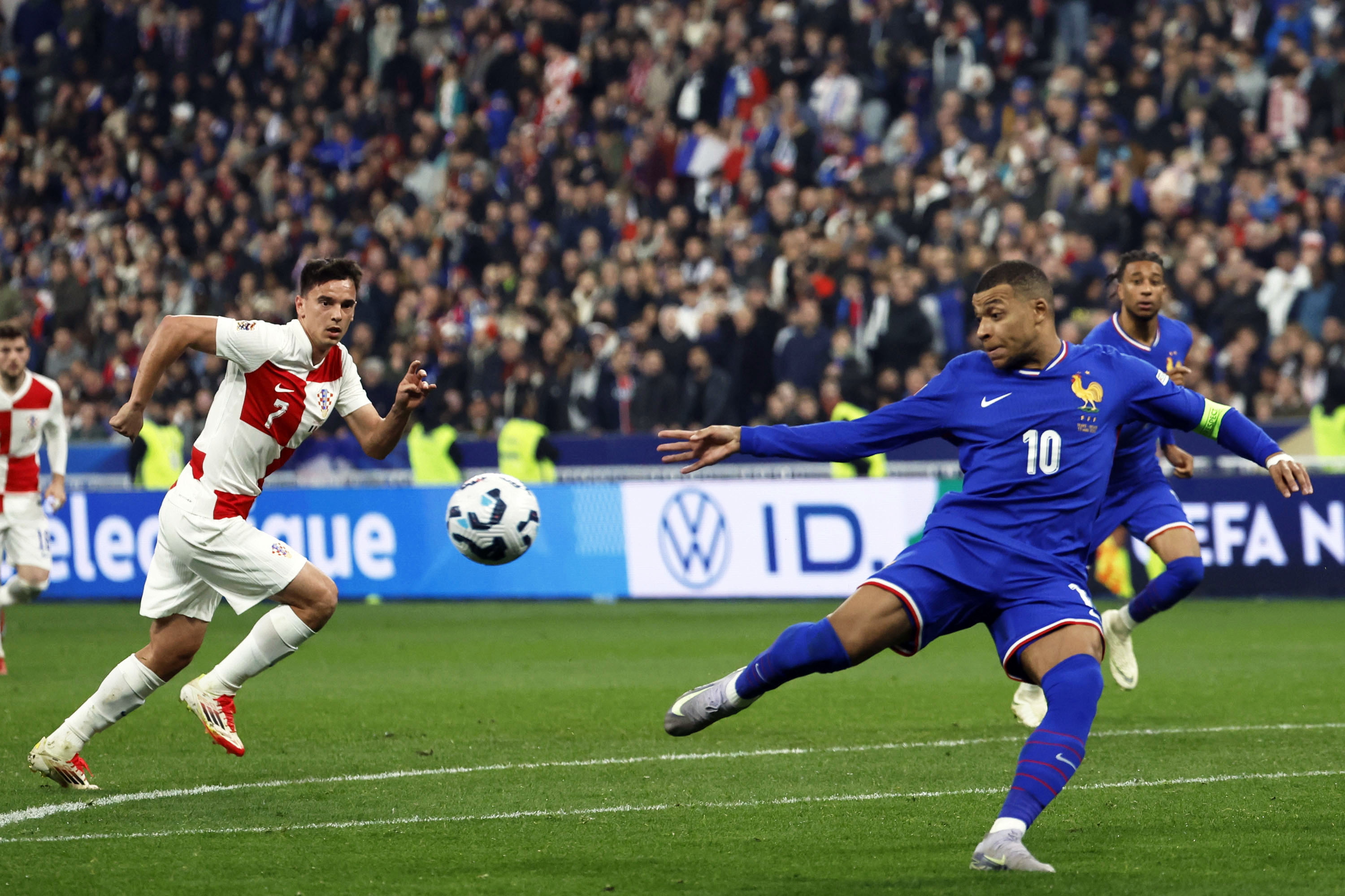 波兰惊险战平瑞士，晋级欧国联半决赛的简单介绍