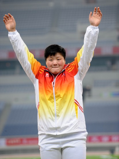 俄罗斯体操选手风采十足，成功登上领奖台