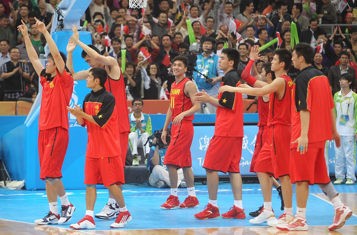 上海男篮客场不敌广州队