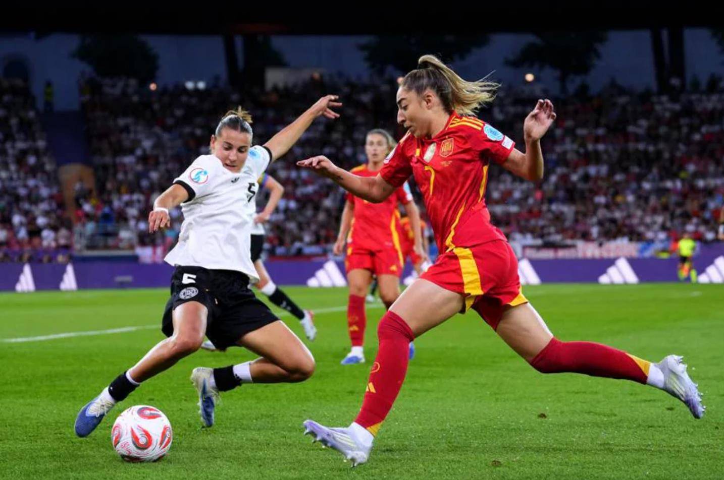 关于女足球员们在比赛中全力以赴，努力争取胜利的信息