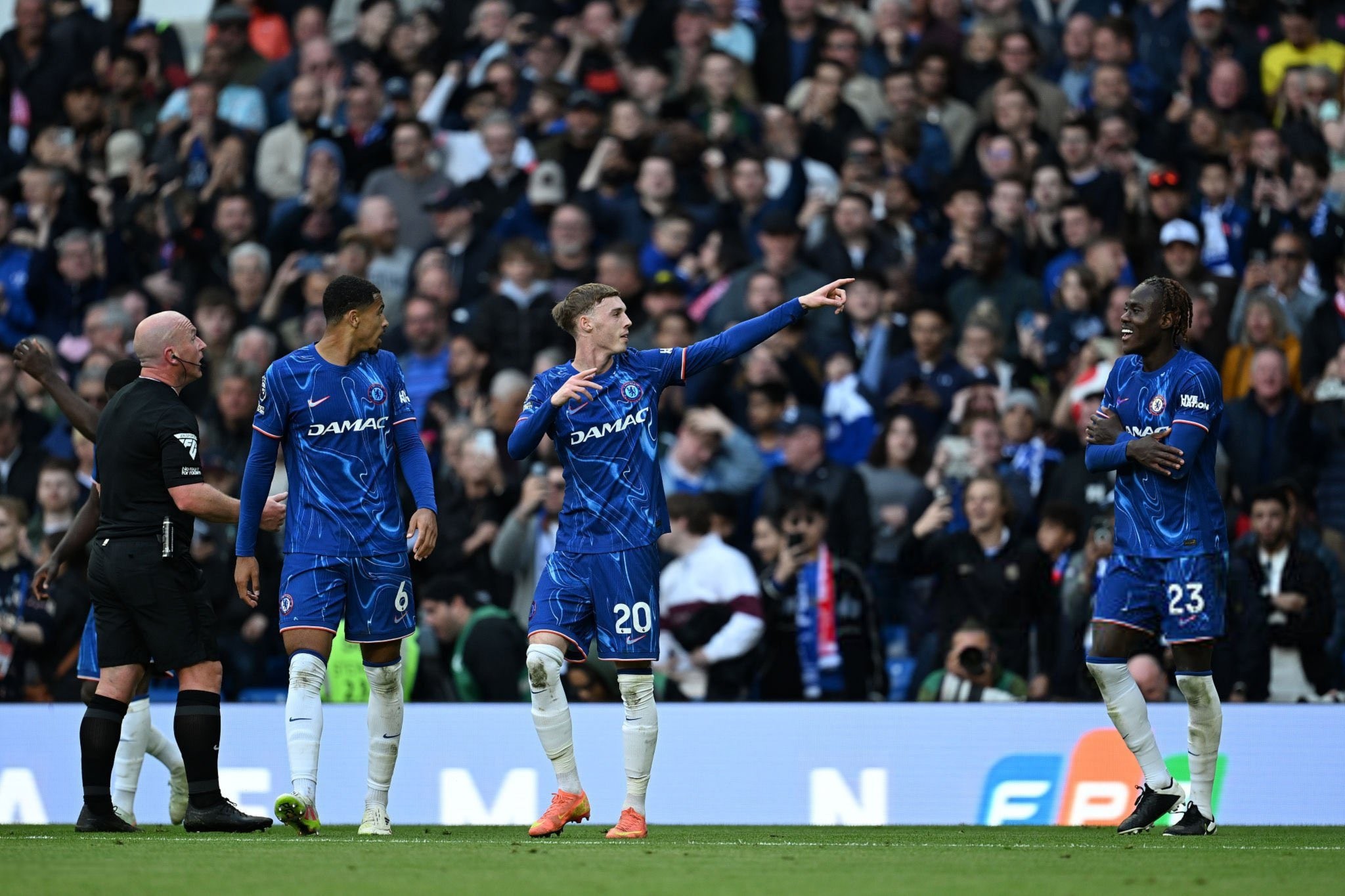 包含切尔西主力中场再度受伤，情况不容乐观的词条