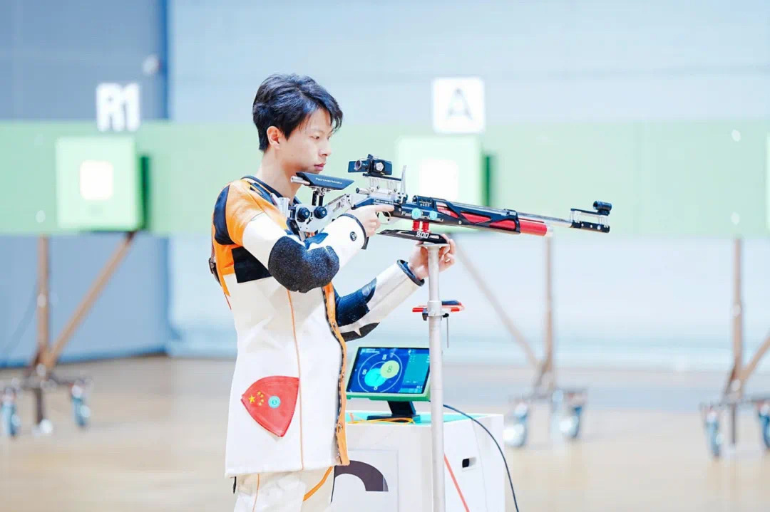 射击项目选手稳扎稳打，最终获冠军