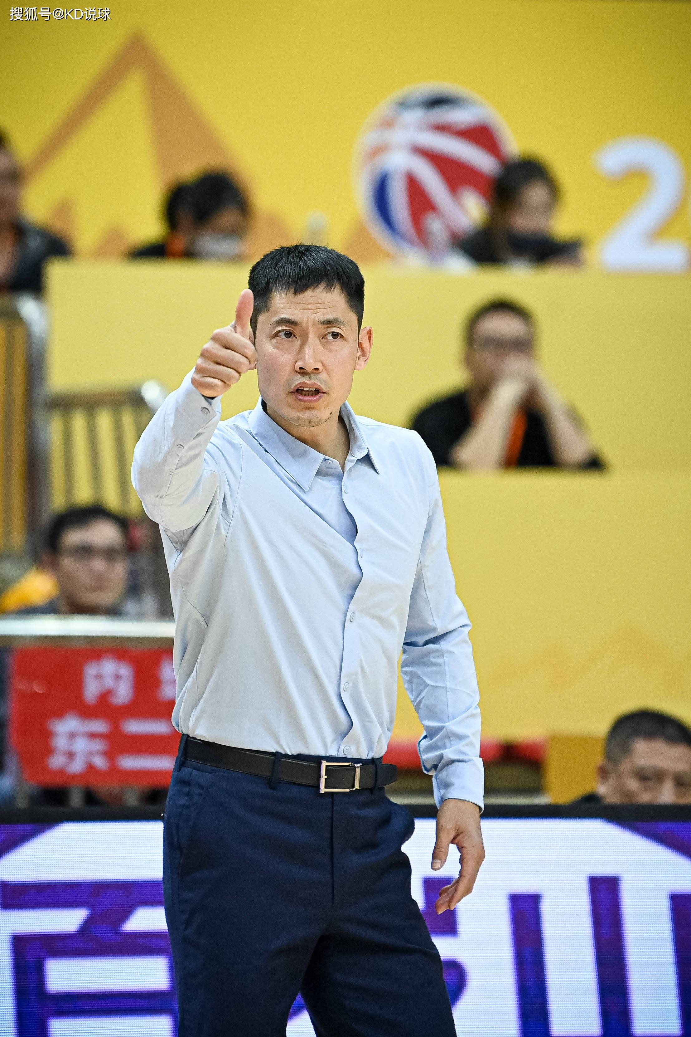 著名篮球教练战术研究，指导年轻球员