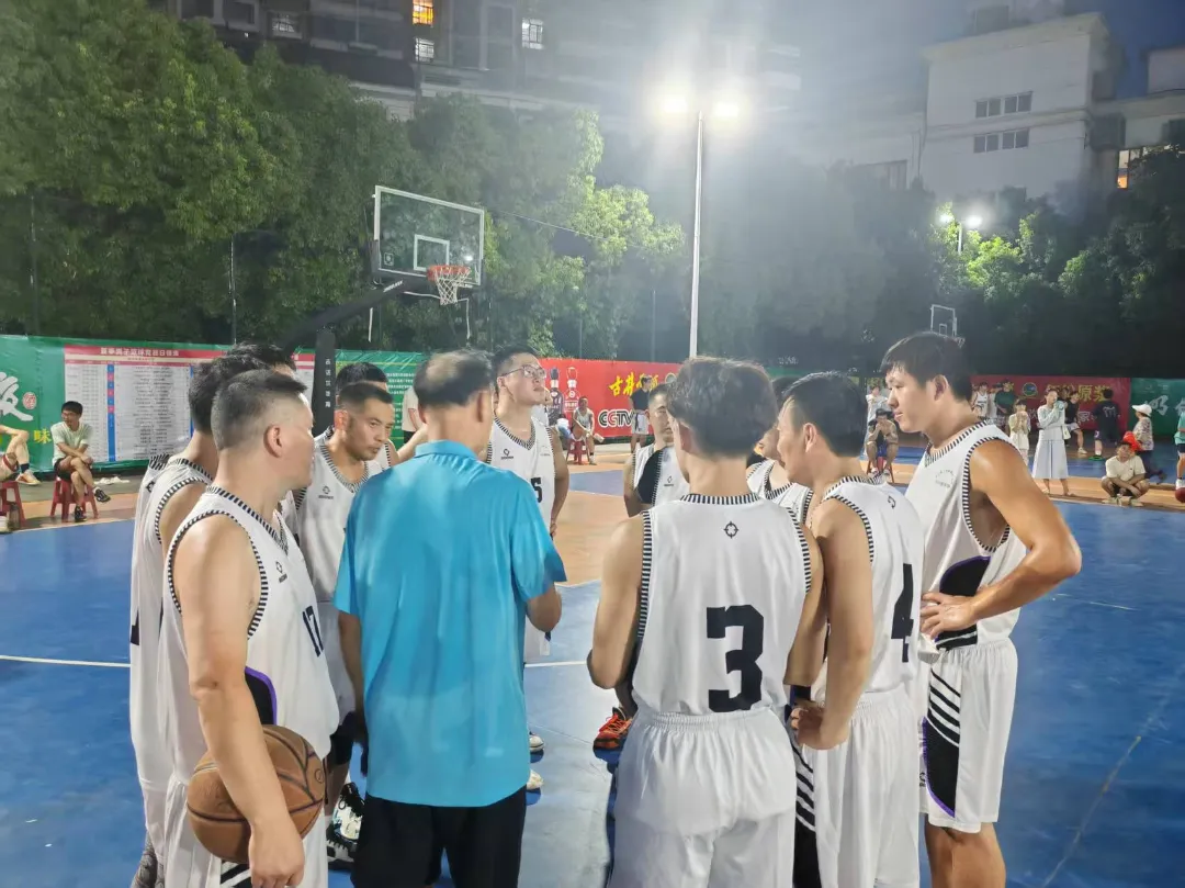 篮球队凭借团结努力取得胜利
