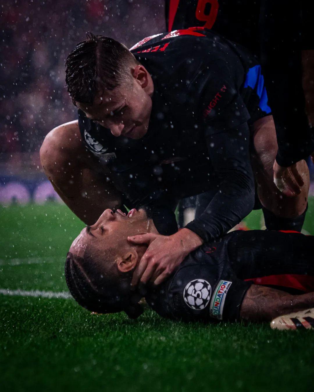 巴拿马中场精准传球，帮助球队打破僵局