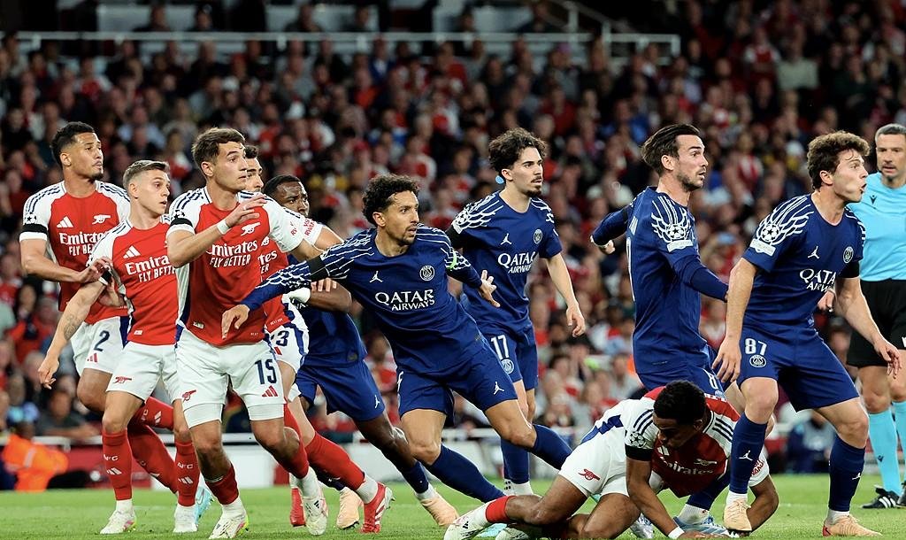 包含法国遭遇挑战，预备战欧预赛半决赛的词条