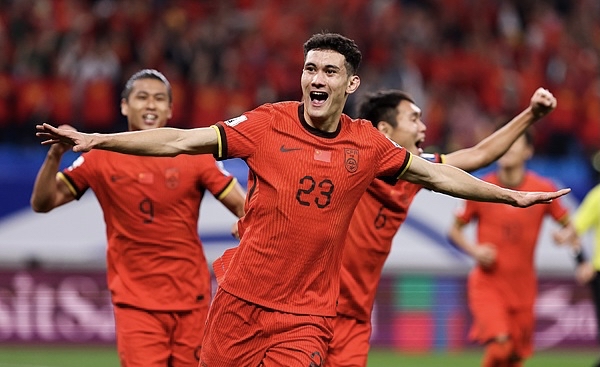 开云下载-紧张比赛结束，球迷沸腾掌声如雷