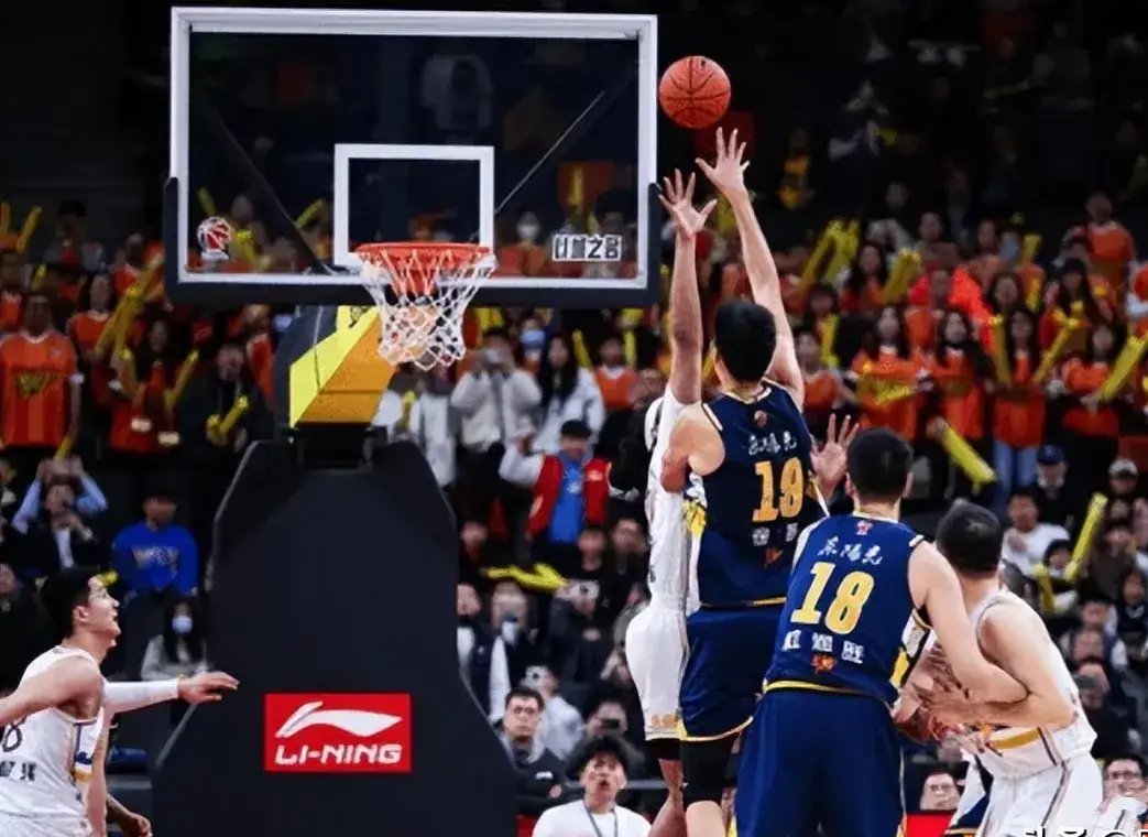 开云体育下载-一名球员在比赛中完成绝杀，受到球迷热捧